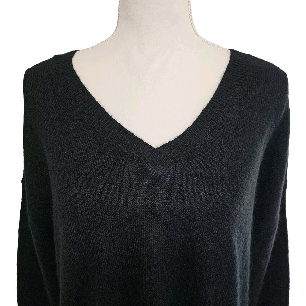 Gap Women's Lightweight Long Sleeve V-Neck Sweater Black Size M Minimalist Cozy - Picture 3 of 6